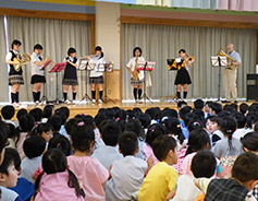 幼稚園での吹奏楽部の演奏